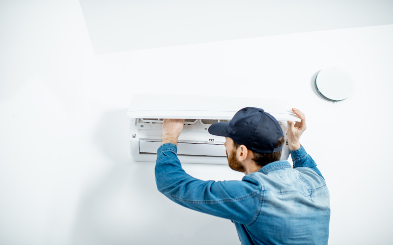Profesional cualificado trabajando en Aire Acondicionado Saivod