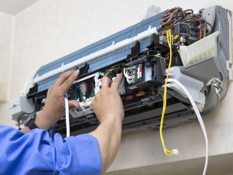 Técnico Reparando Aire Acondicionado Saivod